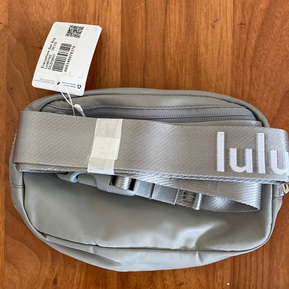 ❤️ Lululemon Extended Strap Everywhere Belt Bag Wordmark Silver Drop/White NWT - Picture 5 of 9